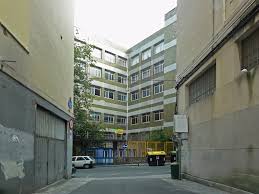 1. La explosión se produjo hacia las 9:00 h, a pocos metros de un colegio en el que estudiaban 1.800 alumnos. Minutos antes, dos autobuses de estudiantes habían partido de las inmediaciones para realizar una excursión. Pudo haber sido una masacre.