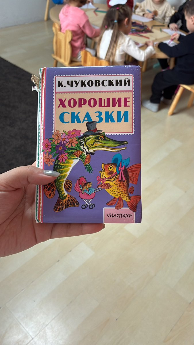 ilaydb_'s tweet photo. Velilere bir tane çocuğunuzun sevdiği kitabı çantasına koyun dedim. Rus öğrencim bunu getirmiş nası okuyacağım bunu ben şimdi https://t.co/k78u2leEyf