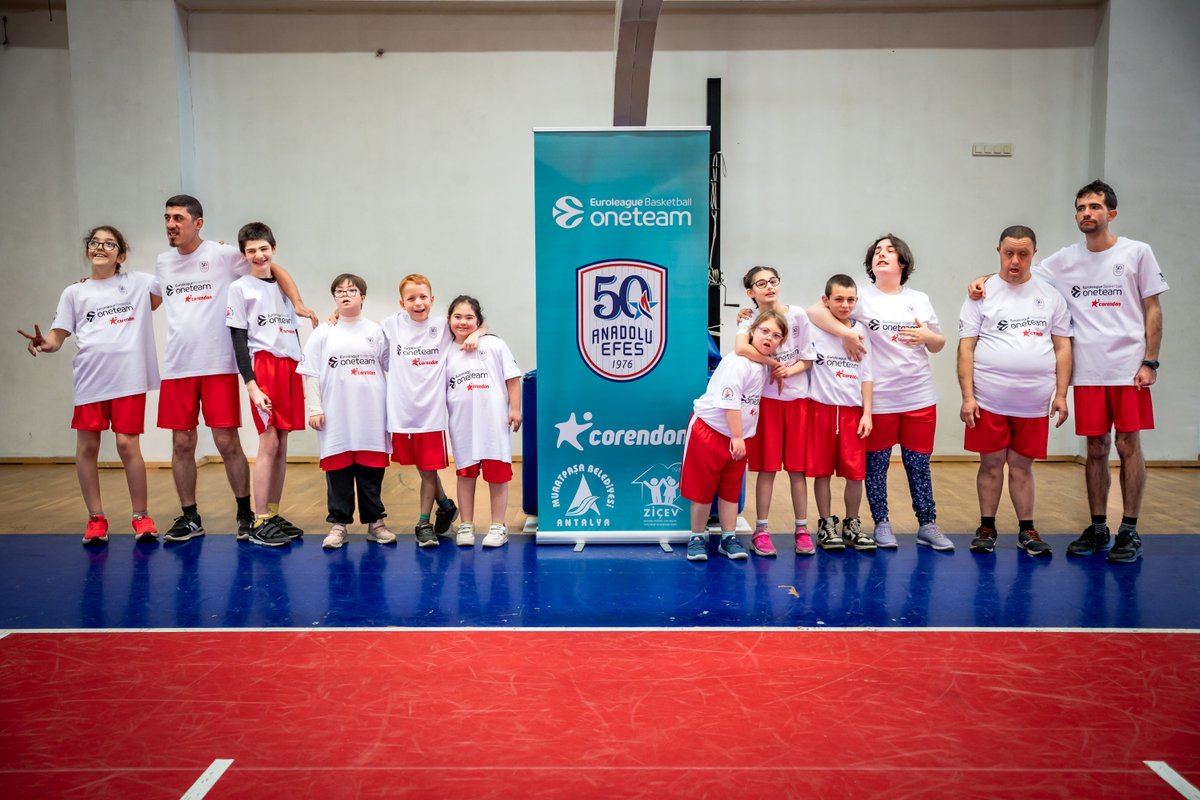 AnadoluEfesSK's tweet image. 🏀 2025–2026 sezonu #OneTeam yolculuğumuz Antalya’da başladı.

🎥 Anadolu Efes Spor Kulübü, Corendon Turizm Grubu, ZİÇEV ve Muratpaşa Belediyesi iş birliğiyle; 9 Şubat’ta başlayan ve 8 hafta sürecek #OneTeam programımızda, 12–25 yaş aralığındaki özel sporcu gençlerimizle öğrenme