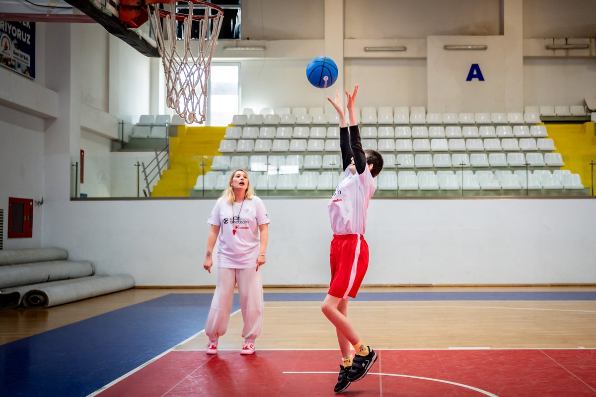 AnadoluEfesSK's tweet image. 🏀 2025–2026 sezonu #OneTeam yolculuğumuz Antalya’da başladı.

🎥 Anadolu Efes Spor Kulübü, Corendon Turizm Grubu, ZİÇEV ve Muratpaşa Belediyesi iş birliğiyle; 9 Şubat’ta başlayan ve 8 hafta sürecek #OneTeam programımızda, 12–25 yaş aralığındaki özel sporcu gençlerimizle öğrenme