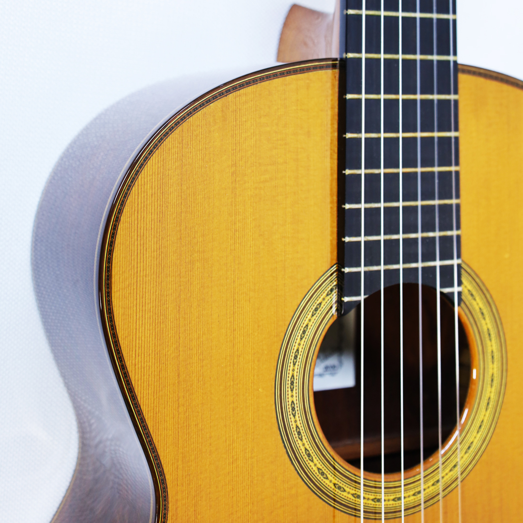 【新入荷情報】
＜桜井・河野　2020年　マエストロ K 0121 A＞

減衰を感じさせない豊かな低音と迫力ある響きが魅力。
左右非対称の力木構造によりバランスの取れた音を実現。
ネックやフレットの状態も良好で、軽微な傷はあるものの全体的に良好です。

楽器詳細
guitarra.jp/kobetu/?pictur…