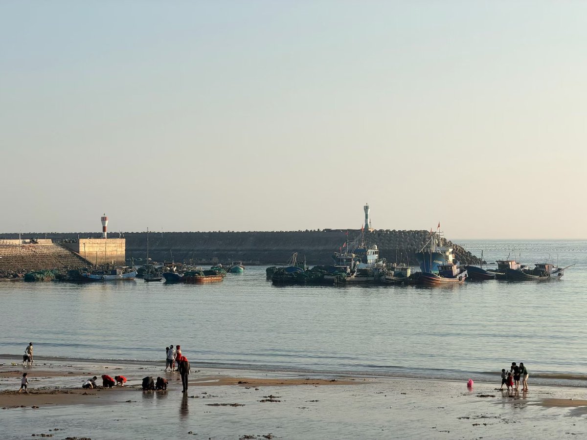 River 和TermMax有啥关系? ⁉️

这俩就是DeFi圈里双胞胎式的存在,虽然各干各的活儿,但总
被一起提起,而且还真有不少相似之处。⚧️

先说说它们都在干什么。 River主攻的是链抽象，这个听起
来挺玄乎的概念,你在不同区块链之间转钱,不用再像以前那
样找桥、交手续费、担心被黑客盯上。River直接给你打通,