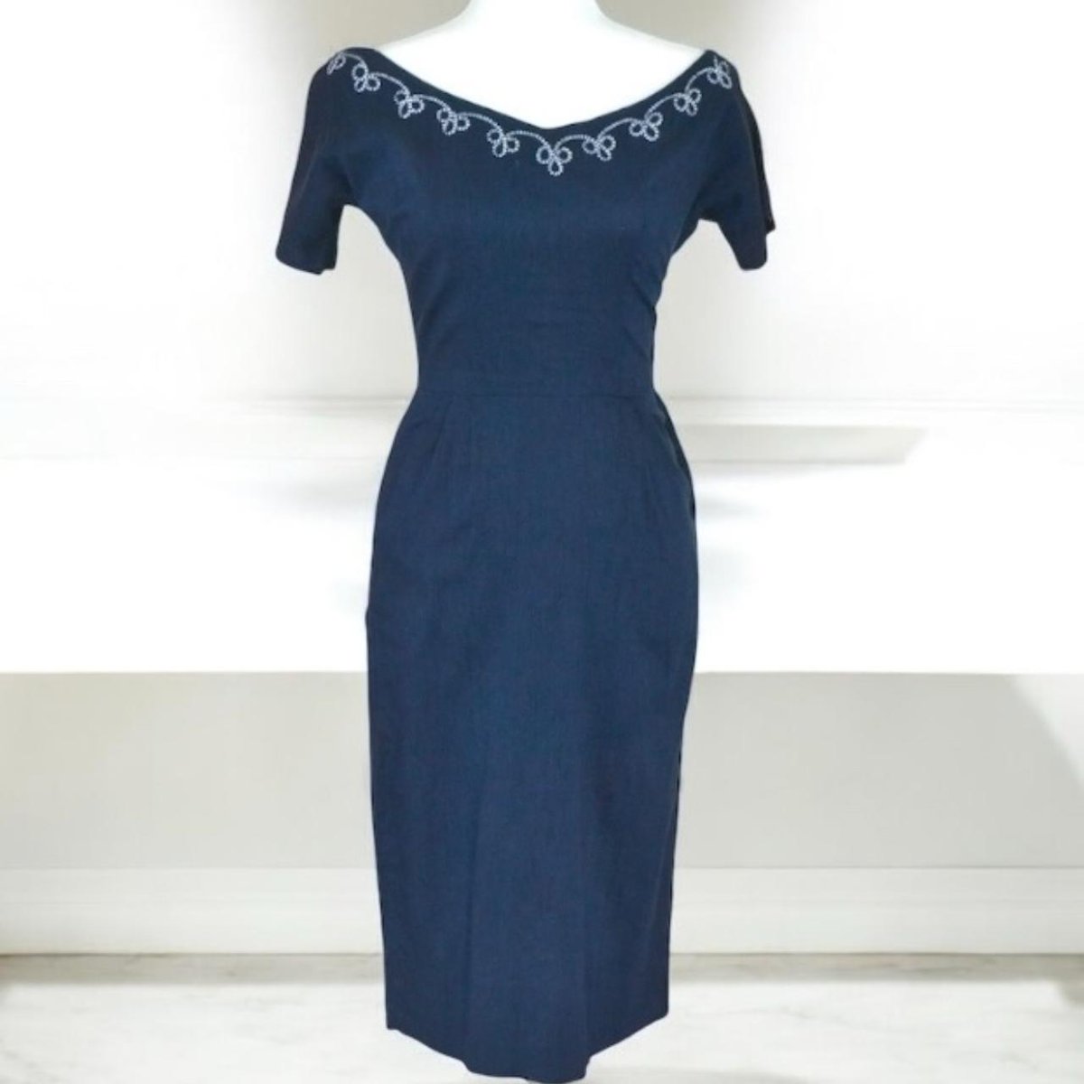 VintageLagoon's tweet photo. We’re taking a short breather 🛏
Vintage Blue Lagoon shops will be back open in 3 days.
Until then, here’s a little peek at some spring vintage we’re loving 🧥
Vintage 1950s Navy Shift Dress – Size 8
#vintagestyle #springvintage #PrelovedFashion #VintageStyle https://t.co/YEaWQcJGx4