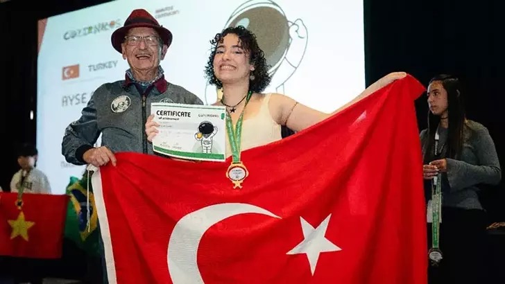 Hatay'da yaşayan lise öğrencisi Ayşe Naz Kara, Uluslararası Copernicus Olimpiyatı'nda 'Doğa Bilimleri' dalında dünya birincisi oldu.