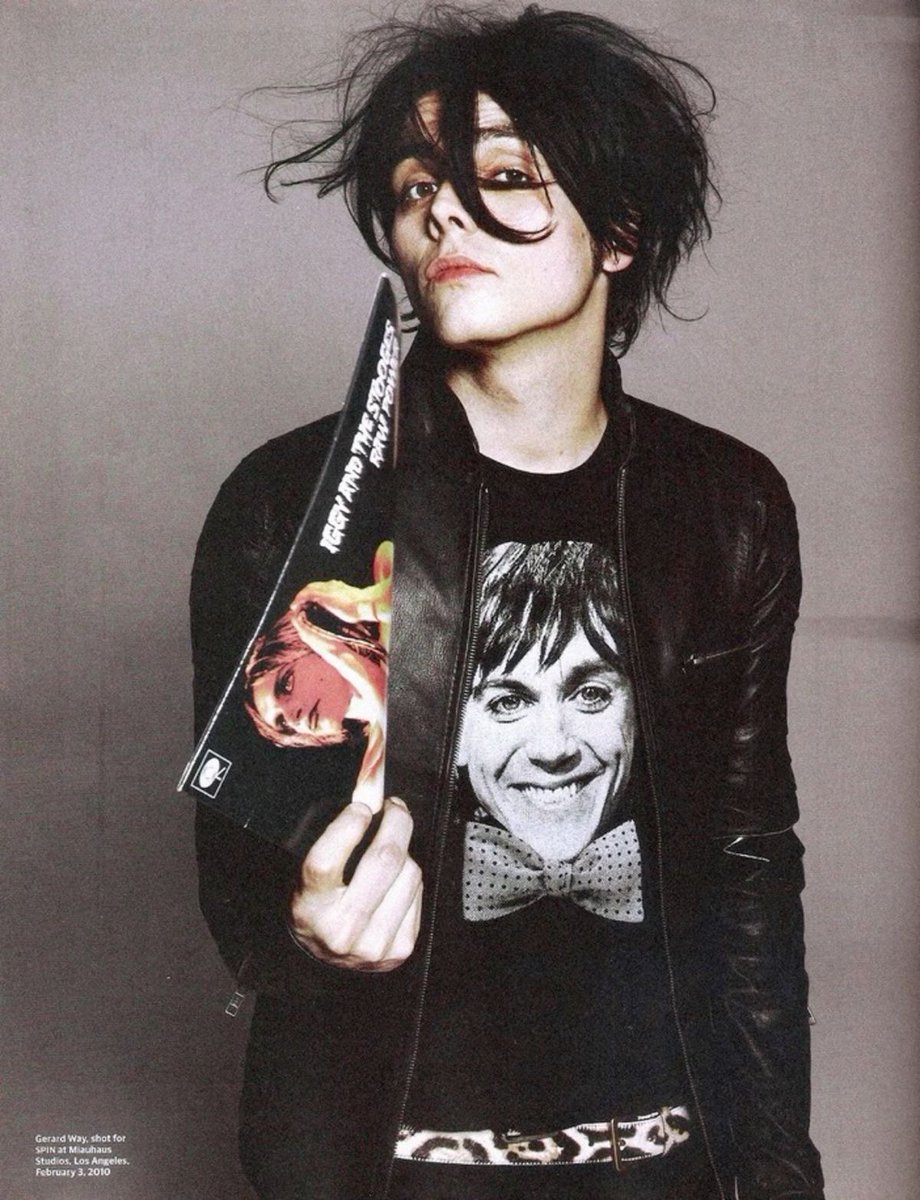 gerard way hourly (@hourlygeeway) on Twitter photo 