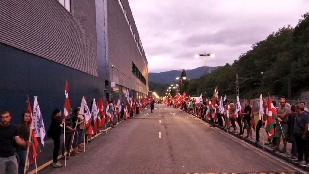 4. Sólo fue condenado uno de sus asesinos Kepa del Hoyo. ¡NO ES JUSTICIA! ¿Y los otros? Murió en la cárcel, mientras hacía deporte por una parada cardiorrespiratoria. Las calles del PV y Navarra fueron mareas humanas por él. Sienten fascinación por los asesinos.
<a href="/PoderJudicialEs/">Poder Judicial</a>