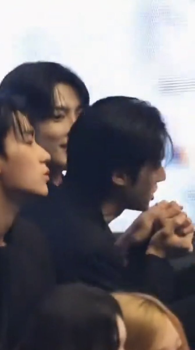 진짜 ㅇㅊ ㄲㄹㄷ
저 바라보는 눈빛과 손이 ㅆㅂ.....