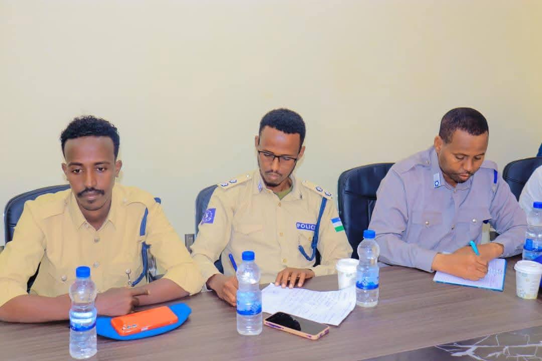 JibrilQoobey's tweet photo. Amniga markii wax laga qabto,ayaa loo gudbi karaa horumarka kale,si gaar ah Mudug xaqiijin amni ayay ubaahnayd,waana loo sameeyay.

Markii ugu horaysay,waxaa wax laga qabtay argagixisadii gudaha magaalada ka hawlgalaysay,waxaana laga dhigay wax la dilay,wax la qabtay iyo wax cararay.

Si rasmi ah,ayaa Mudug looga saaray hawlgalkii AS oo Magaalada laga hawlgeliyay Wardoon joogta ah oo awood leh.

Kadib,waxaa loo soo jeestay danbiyada caadiga ah la tacaalidooda,waana mida keentay markii qiimayn la sameeyay in loo baahan yahay Hal qodob oo  ah......

1.Ciidamada Booliska oo la dhiso Askari ahaan, Qalab ahaan,Gaadiid ahaan iyo xarumo ahaan.

Waa lagu dhaqaaqay,waana lagu guulaystay oo Maanta Mudug,waxaa jooga.......

B. Boolis aqoon ka dhisan.
T. Boolis qalab ka dhisan.
J. Boolis Gaadiid ka dhisan.
X.Boolis Xarumo ka dhisan.

Waxaa laga qaaday 360 Askari oo ahaa Booliskii Gobolka ka hawlgalayay,waxaana lagu soo badalay 400 oo Boolis cusub oo tababaran oo heerkooda aqooneed gaarsiisan yahay Jaamacad oo aan lahayn balwado,isla markaana Taariikhdooda la baaray intaan loo qaadan Ciidanka.

Waxaa loosoo wadaa Hal Cutub oo Booliska sida Milleteriga utababaran ah oo aad uqalabaysan,isla markaana soo qaatay 9-Bilood oo tababar ah,waxaa ku jira Unug udiyaarsan Guryaha dhaadheer in ay ka saari karaan argagixisada haday gasho.

Inta Cutubkaas soo dhamaysano tababarka oo Labo Bilood uga harsan tahay,waxaa lagu sii xoojiyay Booliska Mudug Urur Daraawiishta ah oo ka caawiya isku dhacyada ka xoog badan awoodooda.

Nimcada Eebe tee baan ku shugrinaynaa hadaan reer Mudug nahay.

JQ.