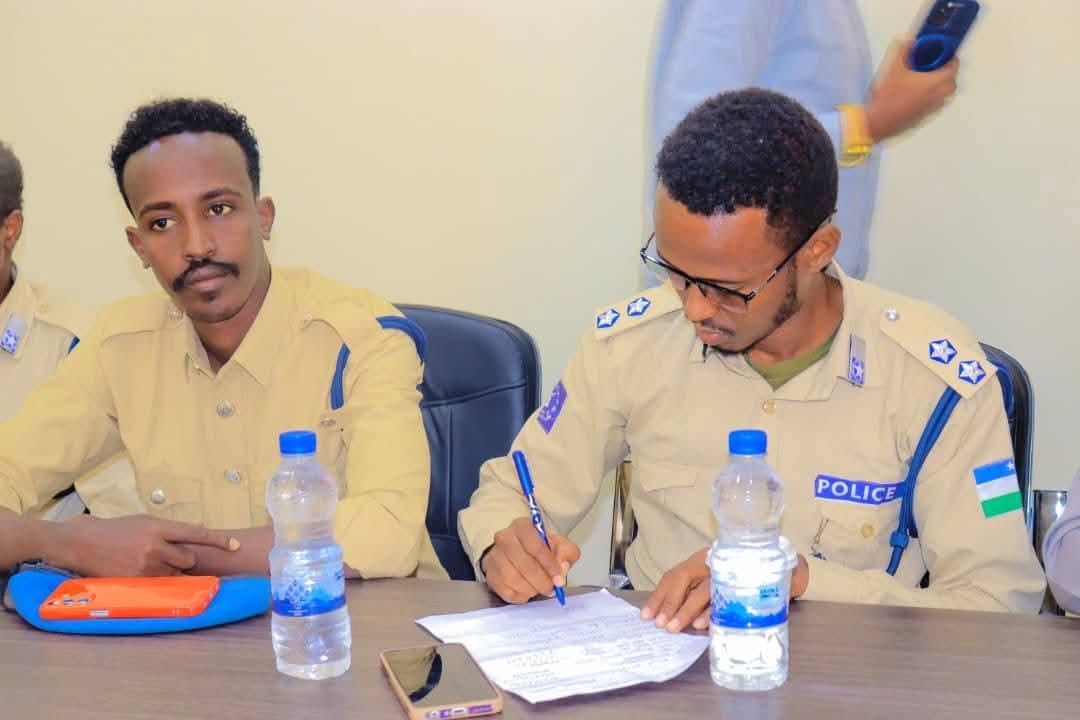 JibrilQoobey's tweet photo. Amniga markii wax laga qabto,ayaa loo gudbi karaa horumarka kale,si gaar ah Mudug xaqiijin amni ayay ubaahnayd,waana loo sameeyay.

Markii ugu horaysay,waxaa wax laga qabtay argagixisadii gudaha magaalada ka hawlgalaysay,waxaana laga dhigay wax la dilay,wax la qabtay iyo wax cararay.

Si rasmi ah,ayaa Mudug looga saaray hawlgalkii AS oo Magaalada laga hawlgeliyay Wardoon joogta ah oo awood leh.

Kadib,waxaa loo soo jeestay danbiyada caadiga ah la tacaalidooda,waana mida keentay markii qiimayn la sameeyay in loo baahan yahay Hal qodob oo  ah......

1.Ciidamada Booliska oo la dhiso Askari ahaan, Qalab ahaan,Gaadiid ahaan iyo xarumo ahaan.

Waa lagu dhaqaaqay,waana lagu guulaystay oo Maanta Mudug,waxaa jooga.......

B. Boolis aqoon ka dhisan.
T. Boolis qalab ka dhisan.
J. Boolis Gaadiid ka dhisan.
X.Boolis Xarumo ka dhisan.

Waxaa laga qaaday 360 Askari oo ahaa Booliskii Gobolka ka hawlgalayay,waxaana lagu soo badalay 400 oo Boolis cusub oo tababaran oo heerkooda aqooneed gaarsiisan yahay Jaamacad oo aan lahayn balwado,isla markaana Taariikhdooda la baaray intaan loo qaadan Ciidanka.

Waxaa loosoo wadaa Hal Cutub oo Booliska sida Milleteriga utababaran ah oo aad uqalabaysan,isla markaana soo qaatay 9-Bilood oo tababar ah,waxaa ku jira Unug udiyaarsan Guryaha dhaadheer in ay ka saari karaan argagixisada haday gasho.

Inta Cutubkaas soo dhamaysano tababarka oo Labo Bilood uga harsan tahay,waxaa lagu sii xoojiyay Booliska Mudug Urur Daraawiishta ah oo ka caawiya isku dhacyada ka xoog badan awoodooda.

Nimcada Eebe tee baan ku shugrinaynaa hadaan reer Mudug nahay.

JQ.