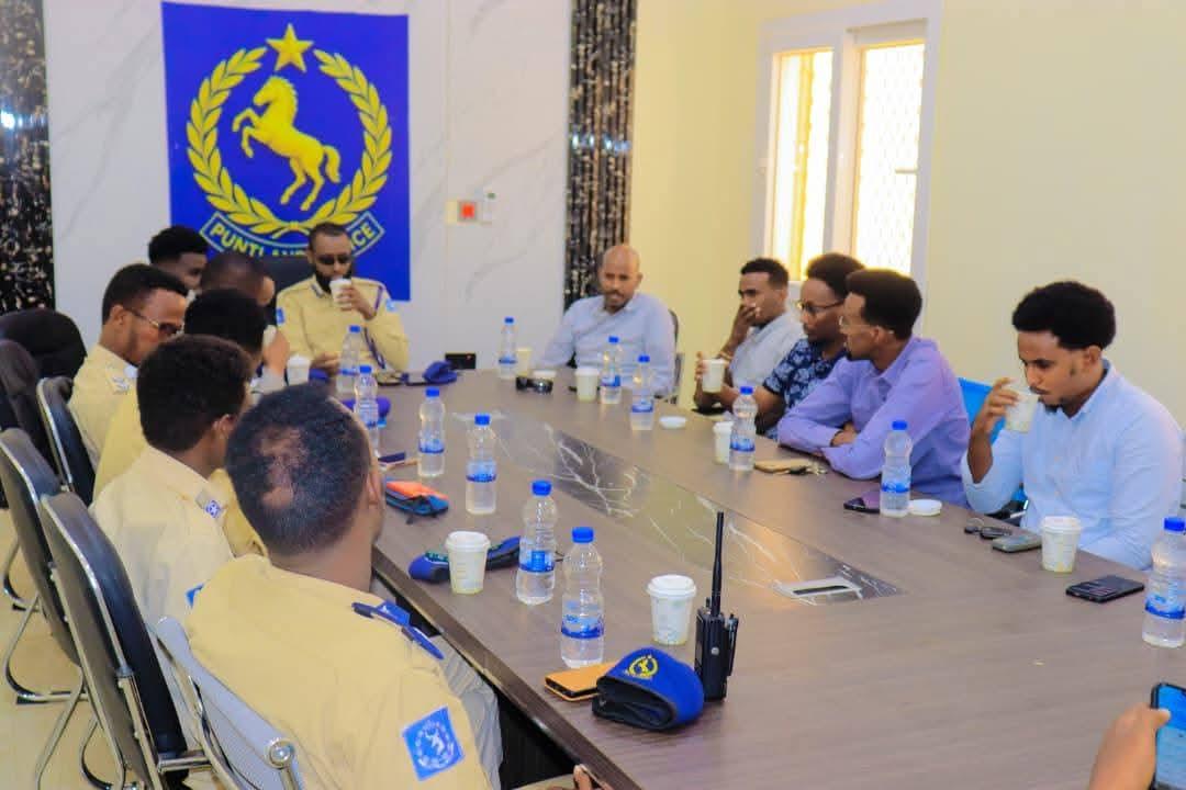 JibrilQoobey's tweet photo. Amniga markii wax laga qabto,ayaa loo gudbi karaa horumarka kale,si gaar ah Mudug xaqiijin amni ayay ubaahnayd,waana loo sameeyay.

Markii ugu horaysay,waxaa wax laga qabtay argagixisadii gudaha magaalada ka hawlgalaysay,waxaana laga dhigay wax la dilay,wax la qabtay iyo wax cararay.

Si rasmi ah,ayaa Mudug looga saaray hawlgalkii AS oo Magaalada laga hawlgeliyay Wardoon joogta ah oo awood leh.

Kadib,waxaa loo soo jeestay danbiyada caadiga ah la tacaalidooda,waana mida keentay markii qiimayn la sameeyay in loo baahan yahay Hal qodob oo  ah......

1.Ciidamada Booliska oo la dhiso Askari ahaan, Qalab ahaan,Gaadiid ahaan iyo xarumo ahaan.

Waa lagu dhaqaaqay,waana lagu guulaystay oo Maanta Mudug,waxaa jooga.......

B. Boolis aqoon ka dhisan.
T. Boolis qalab ka dhisan.
J. Boolis Gaadiid ka dhisan.
X.Boolis Xarumo ka dhisan.

Waxaa laga qaaday 360 Askari oo ahaa Booliskii Gobolka ka hawlgalayay,waxaana lagu soo badalay 400 oo Boolis cusub oo tababaran oo heerkooda aqooneed gaarsiisan yahay Jaamacad oo aan lahayn balwado,isla markaana Taariikhdooda la baaray intaan loo qaadan Ciidanka.

Waxaa loosoo wadaa Hal Cutub oo Booliska sida Milleteriga utababaran ah oo aad uqalabaysan,isla markaana soo qaatay 9-Bilood oo tababar ah,waxaa ku jira Unug udiyaarsan Guryaha dhaadheer in ay ka saari karaan argagixisada haday gasho.

Inta Cutubkaas soo dhamaysano tababarka oo Labo Bilood uga harsan tahay,waxaa lagu sii xoojiyay Booliska Mudug Urur Daraawiishta ah oo ka caawiya isku dhacyada ka xoog badan awoodooda.

Nimcada Eebe tee baan ku shugrinaynaa hadaan reer Mudug nahay.

JQ.