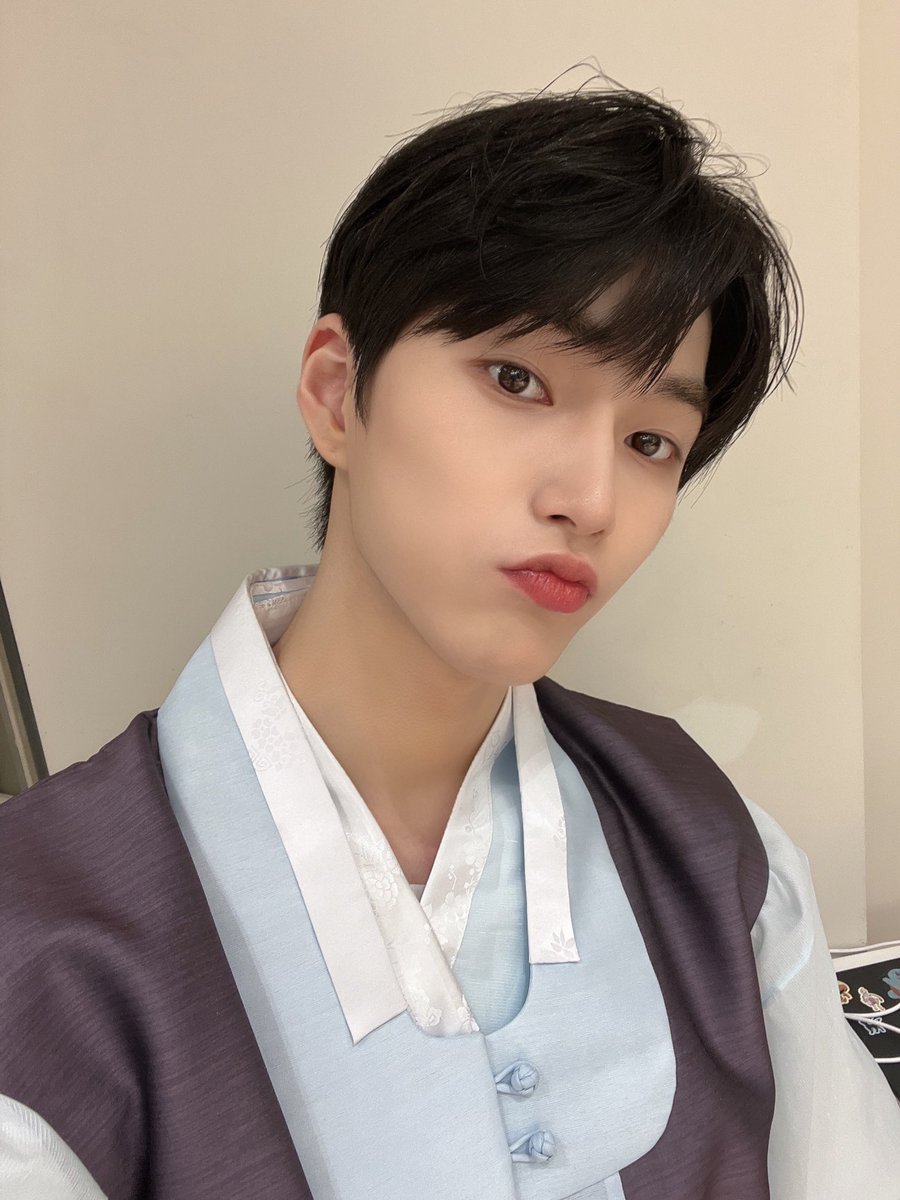 ddiddaddudddi's tweet photo. 돌슿
사촌오빠가 결혼할사람 데려온다더니 왠 기생오래비같은애 데려와서 고모 쓰러짐 ㅜㅜ https://t.co/OJlFiokPSL