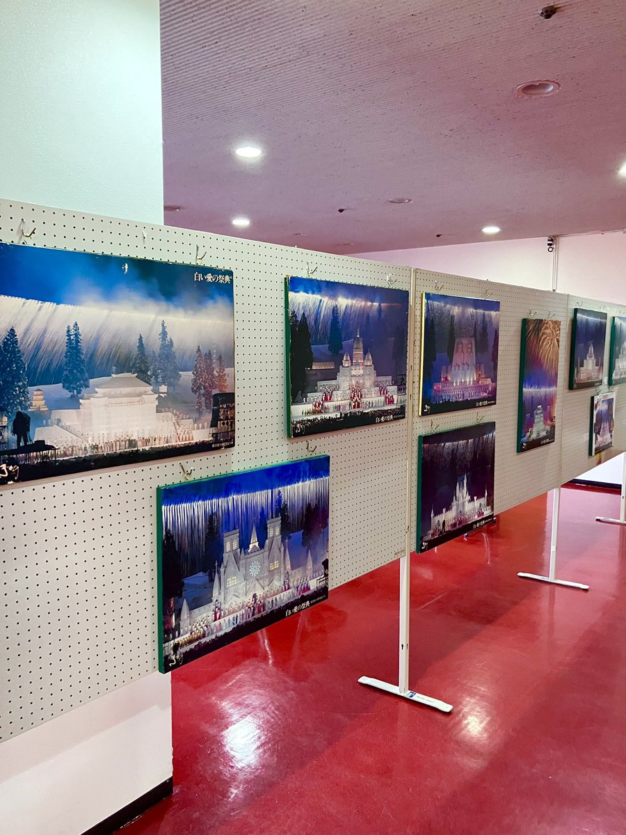 十日町雪まつり『雪上カーニバルパネル展』設営中です👷
皆さんの思い出のある作品がきっとあるはず‼️
2月20日〜22日で公開予定です！

#クロステン　#十日町　#新潟