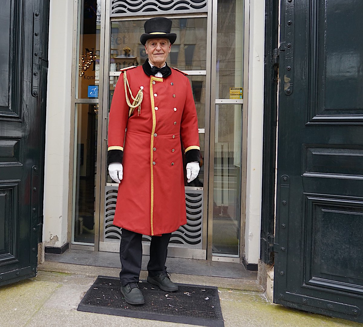 Wijnantsfo53817's tweet photo. Doorman Ruub Petow
#Politieman
#Sinterklaas
#Kerstman
#Gastheer
#aimabel
#DenHaag
#koninklijkeschouwburg https://t.co/oPi2sQgYuQ