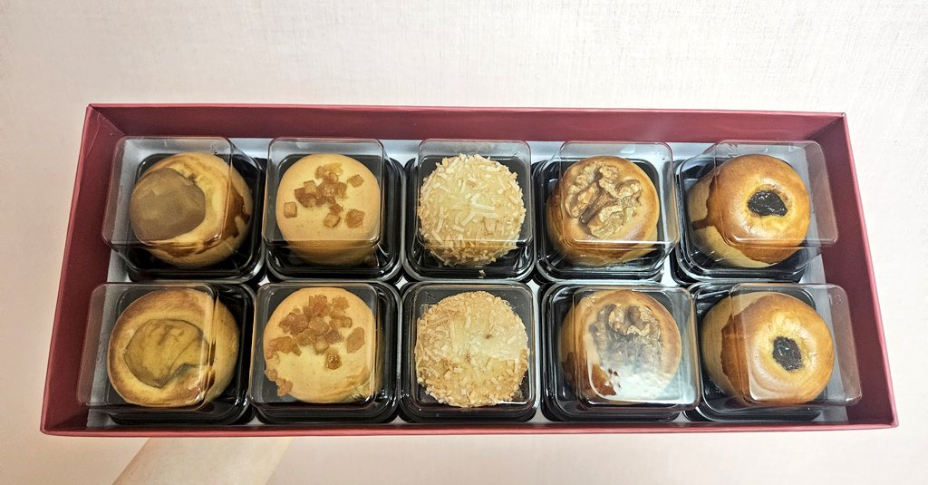 Sun_Ragi's tweet photo. 새해 복 많이 받으세요! 완결 난지 2주 되었네요! 완결 이후에는 푹 쉬고 있답니다! 대원씨아이에��� 설날 선물도 받아서 기쁘게 먹고 있어요~!
훗 이쁘게 찍기 어렵군요... 😘 https://t.co/SmlxzfP04c