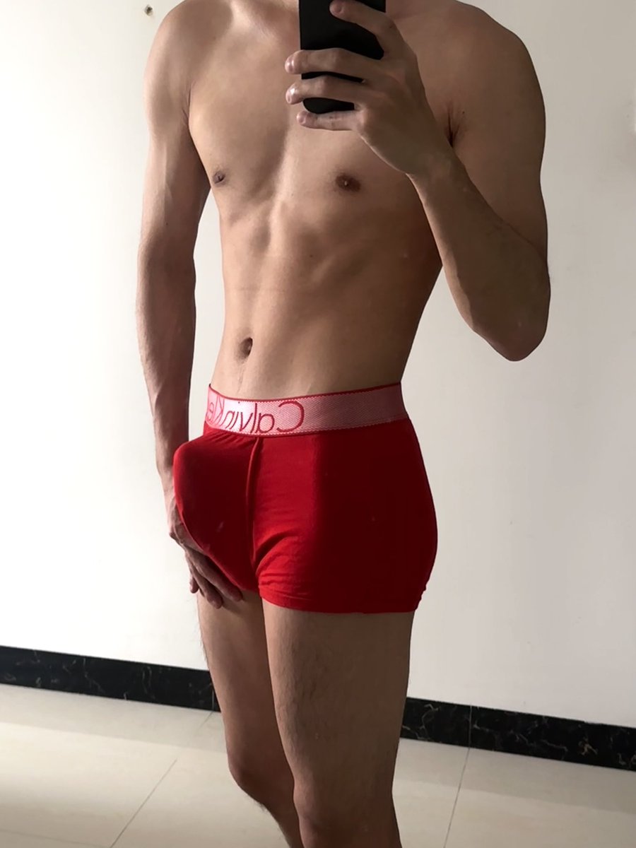 Dea12forreal's tweet photo. 本命年了必须要穿红红的 damn it… #细狗 #薄肌 #男大 #晨勃 https://t.co/28E4YCtZVZ