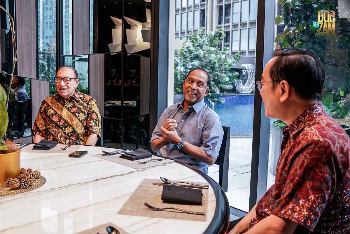 Mengakhiri lawatan kerja saya ke Indonesia, saya berkesempatan mengadakan pertemuan dengan Pak Alwi Shihab, seorang tokoh diplomat, mantan Menteri Luar Indonesia dan cendekiawan yang cukup dihormati di rantau ini.

Dalam pertemuan tersebut, kami membincangkan beberapa perkara