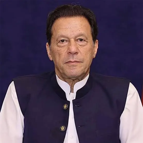 عمران خان کا اڈیالہ جیل میں کمپائونڈ 7 سیل پر مشتمل ہے، وہ لان میں بیٹھ کر کتابیں ، اخبارات پڑھتے ہیں اور دھوپ سینکتے ہیں، سپرنٹنڈنٹ اڈیالہ جیل کی سپریم کورٹ میں رپورٹ۔۔!!