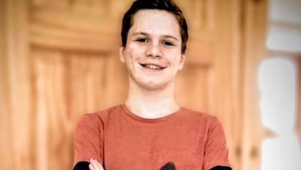 Man plunged to his death while checking for pizza after balcony rails 'give way'
mirror.co.uk/news/uk-news/m…