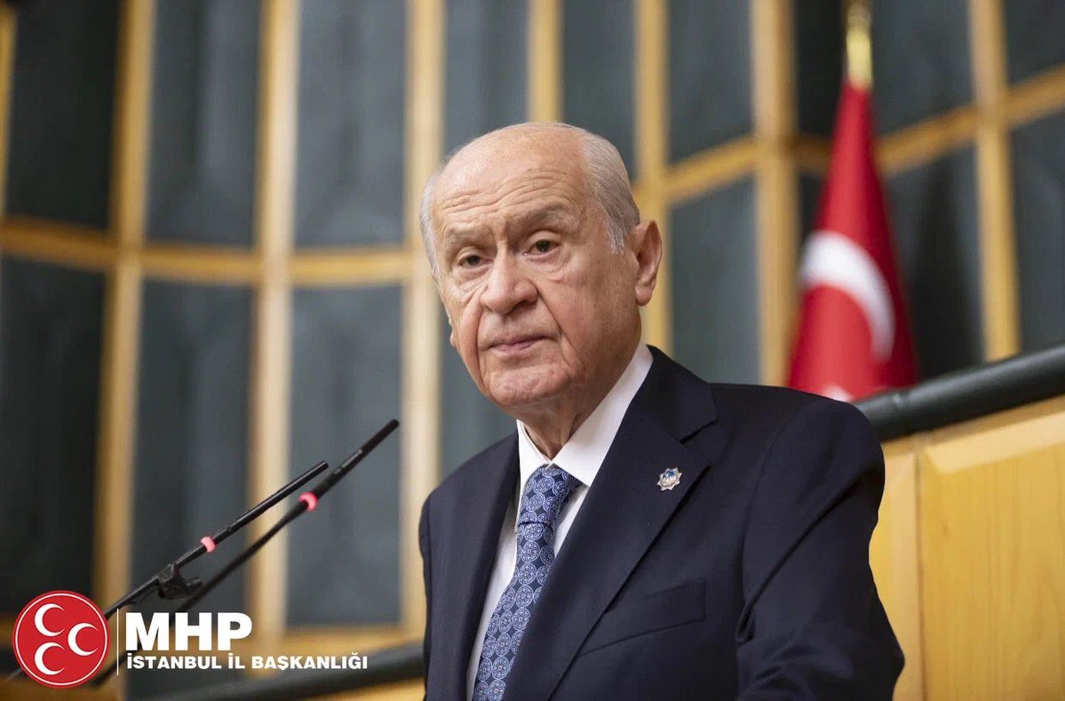 17 Şubat MHP Grup Toplantısı

3-Son)Gazi Meclis aciz Meclis değildir.
Gazi Meclis kürsü işgaliyle üçüncü dünya ülkelerini andıracak bir Meclis değildir.
Yeni atanan bakanlarla ilgili eğer varsa merak edilen bir husus yasal ve demokratik kanallar açıktır, ortadadır.
Muhalefetin