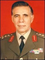 Neler yaşadı Türk milleti!

Orgeneral Eşref Bitlis,
İncirlik Üssü'nden kalkan ABD uçaklarının PKK'ya yardım dağıttığını, 
Çekiç Güç kuvvetlerinin Türkiye'den ayrılması gerektiğini, 
ABD'nin Irak'ın kuzeyinde oluşturmaya çalıştığı Kürt devletinin Türkiye'nin zararına olduğunu