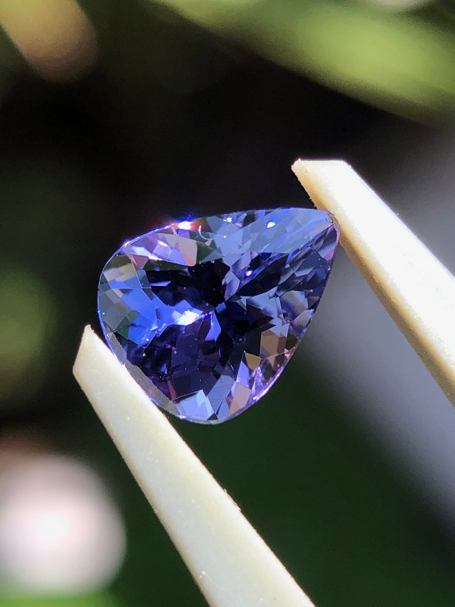 天然非加熱タンザナイト（ブルーカラー、ペアシェイプ） 重量：0.76