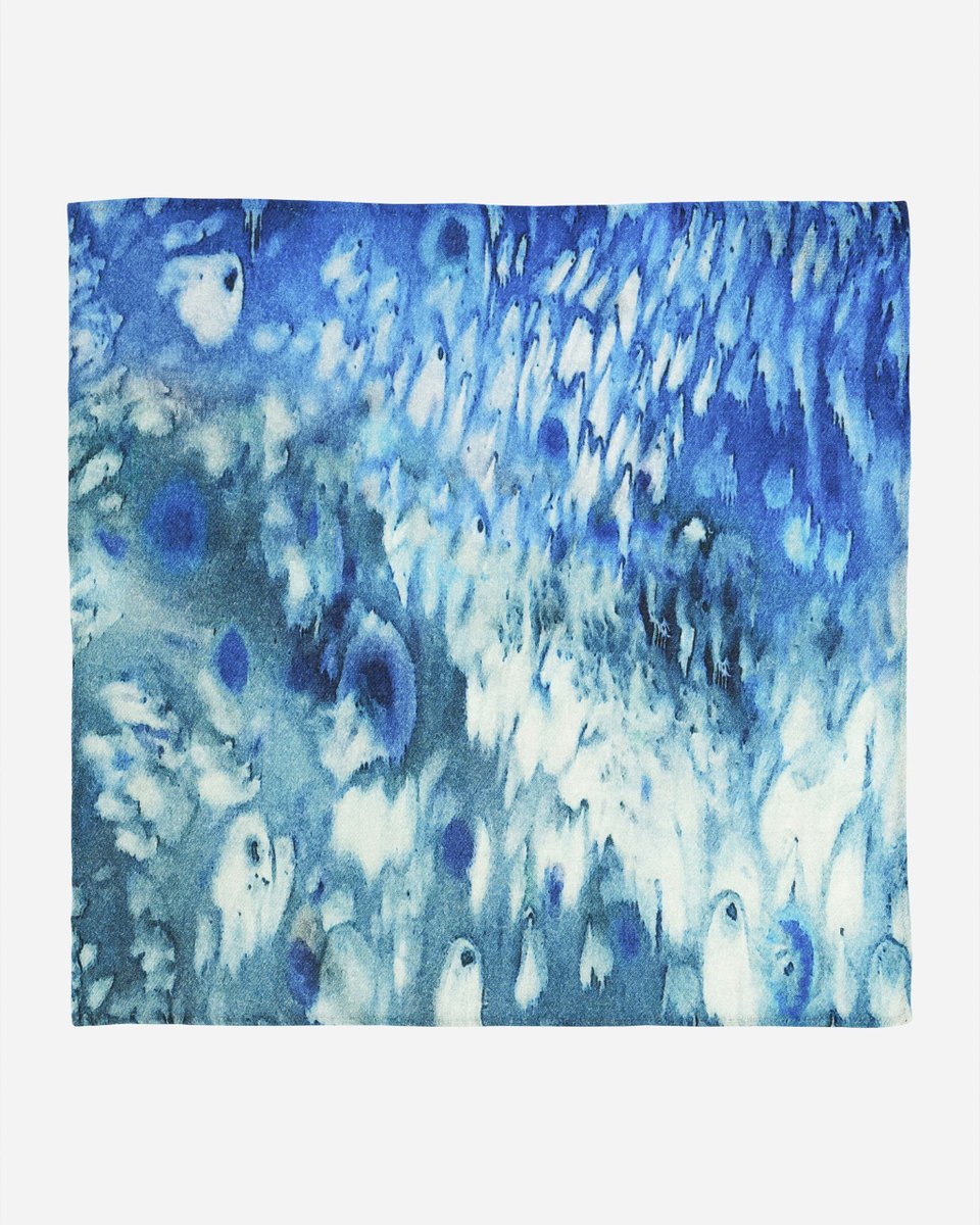 Cristofarostore's tweet photo. From the Fluidity Collection
Exclusive pocket square, handcrafted in Italy in refined cashmere blend.

Light &amp; deep blue tones flow like water.
Artistic elegance, timeless by nature.

🔹 https://t.co/M3GaqK1C9e

#davidecristofarofficial #artfashiondesign #madeinitaly #fluidity https://t.co/K0mPFPCnJn