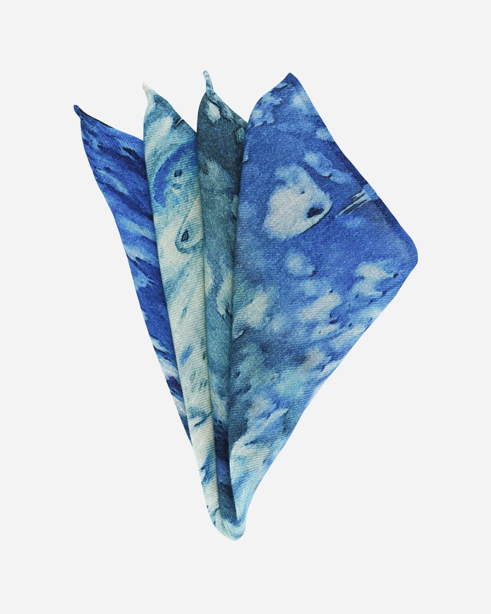 Cristofarostore's tweet photo. From the Fluidity Collection
Exclusive pocket square, handcrafted in Italy in refined cashmere blend.

Light &amp; deep blue tones flow like water.
Artistic elegance, timeless by nature.

🔹 https://t.co/M3GaqK1C9e

#davidecristofarofficial #artfashiondesign #madeinitaly #fluidity https://t.co/K0mPFPCnJn
