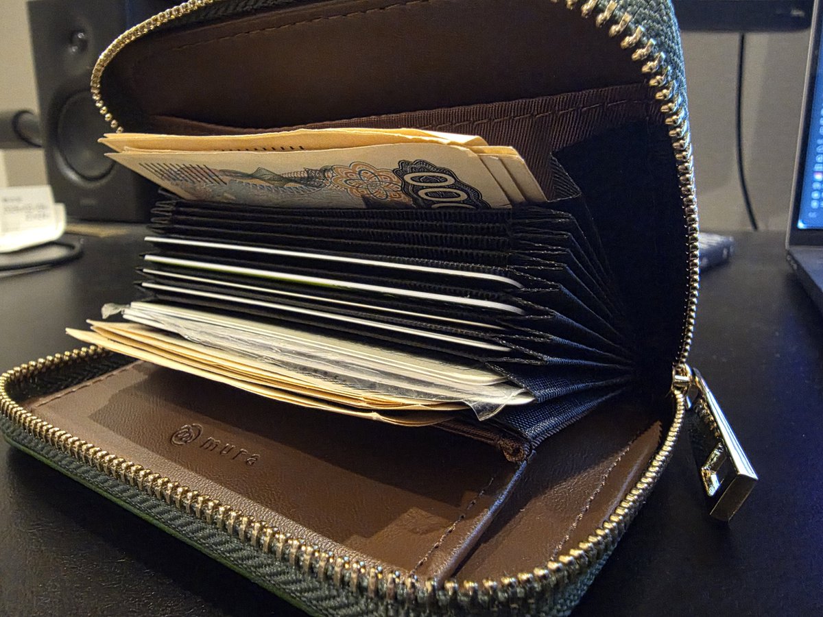 みんなの参考にして財布これにしました。安くて使いやすいのでシール