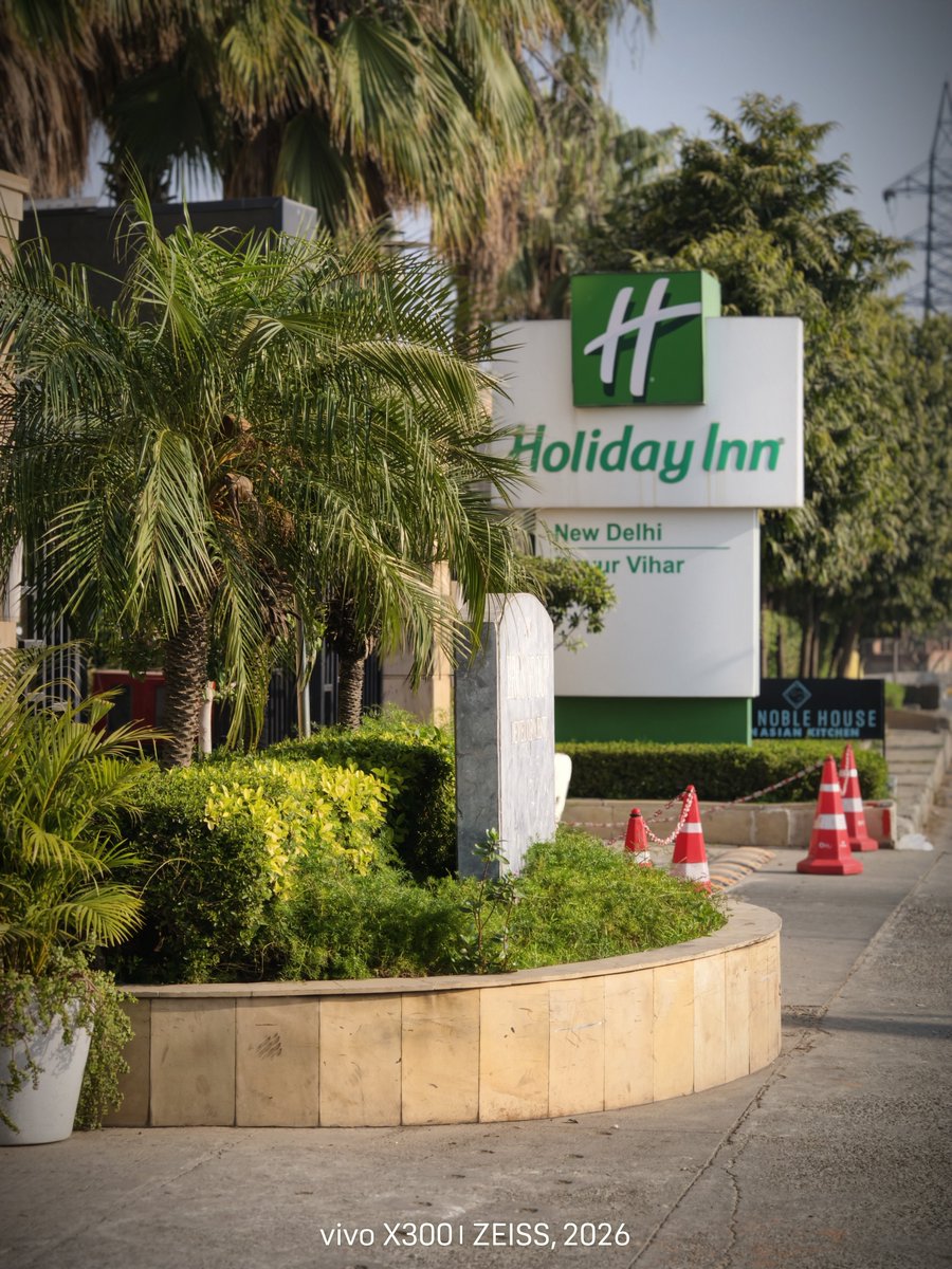 A few shots captured from the street mode of the Vivo X300.

It's a pretty fun mode to use for capturing landscapes and sceneries.