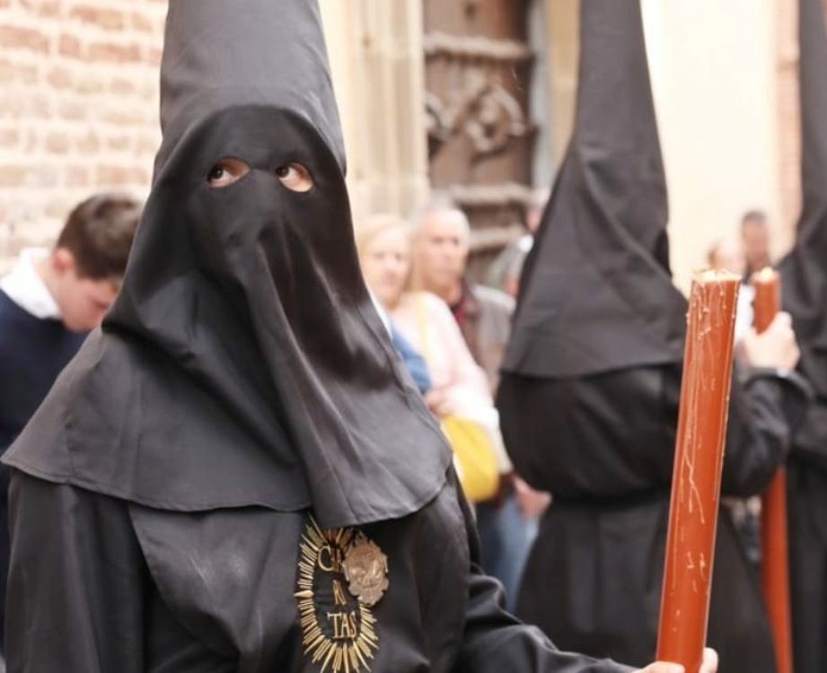 Si sale adelante la prohibición del burka que proponen PP y VOX, ¿deberían también suprimirse los capirotes nazarenos?