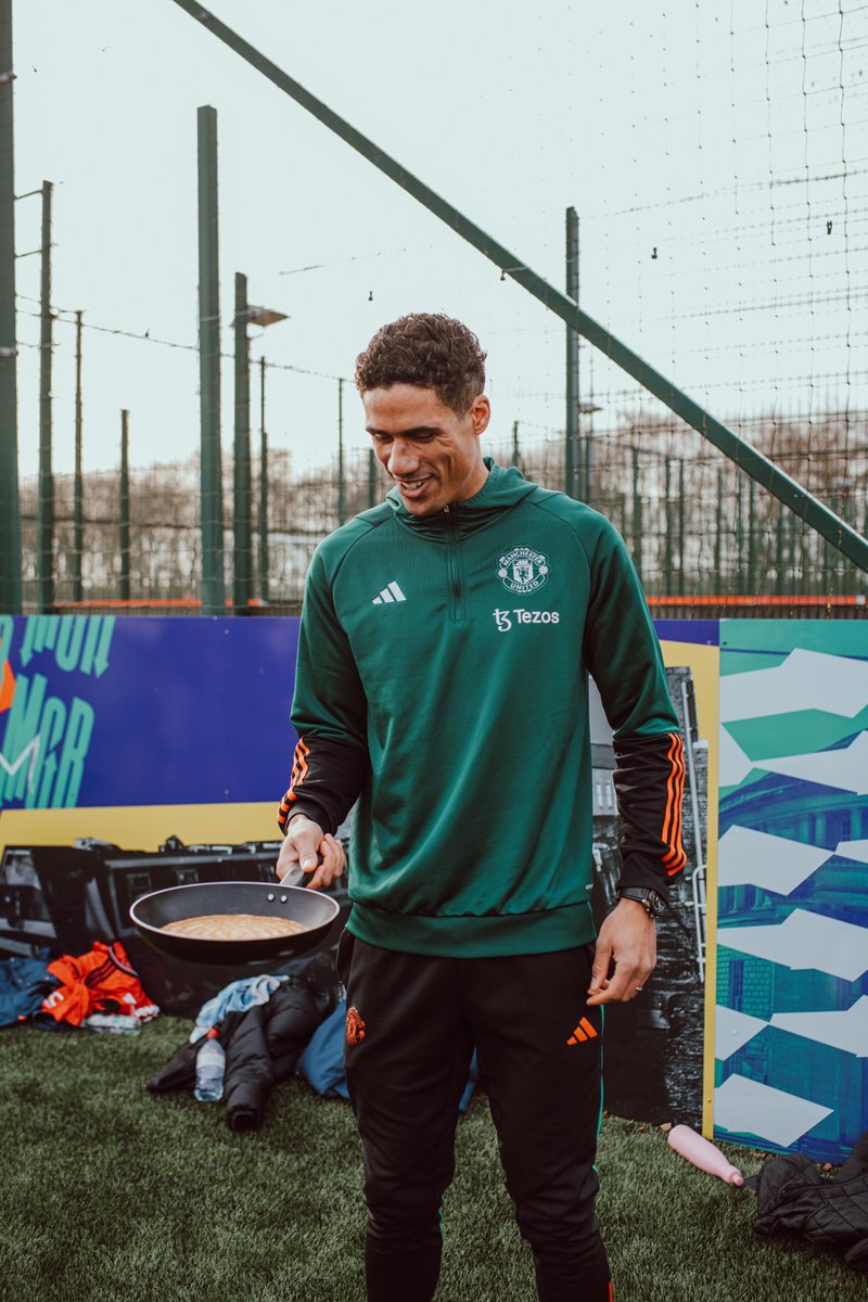 MU_Foundation's tweet photo. A Pancake Day #Throwback served by @raphaelvarane 🧑🍳🇫🇷
Have a flippin' great day, Reds 😉🥞
#PancakeDay | #RaphaelVarane https://t.co/dVqDOUfMT5