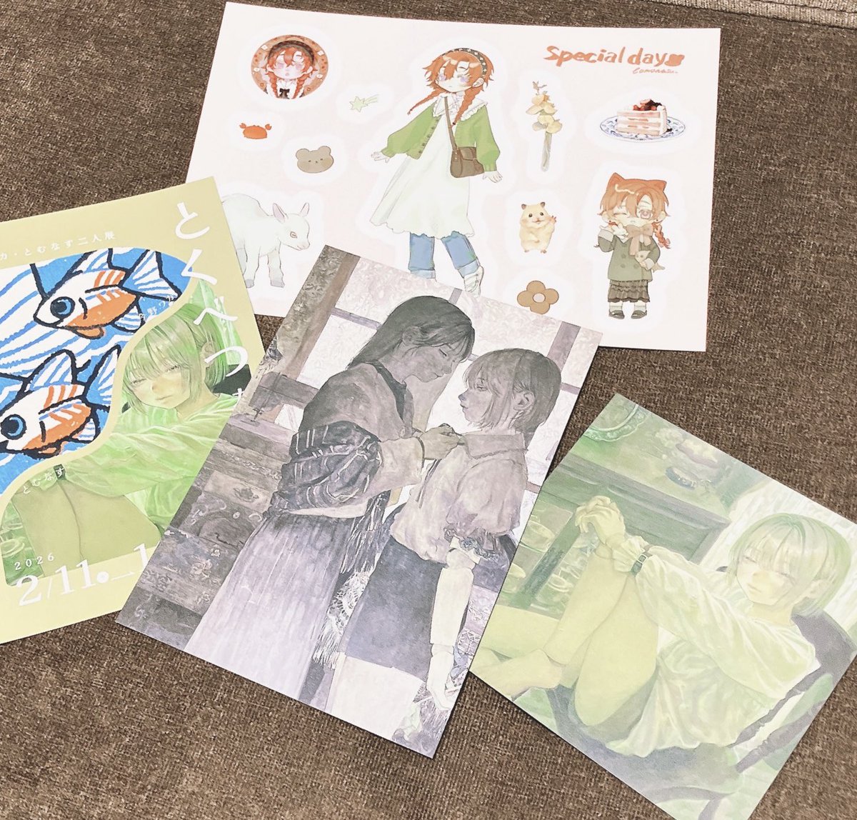 二人展『とくべつな日』、最終日にお伺いし、とむなす様(<a href="/tomuro0/">とむなす</a> )の素敵なポストカードをGETさせていただきました☺️
ヘアピンや服の皺、小物の書き込みがリアルで緻密でありながら、人物が埋もれることなく、存在感を放っていて作家さんの力量を感じました…！