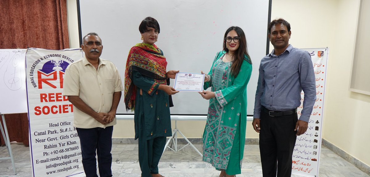 _ReemSharif_'s tweet photo. Proud to lead Rahim Yar Khan’s first capacity building training for the #transgender (KhawajaSira) community. Advancing awareness of rights, protection, and justice through collaboration with @Rykpolice068 and Rural Education and Economic Development
#TransRights #HumanRights https://t.co/eEPFBjHYNo