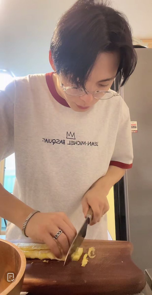 ElleyJane1's tweet photo. Who do you trust more with a knife? 😅🤣 https://t.co/ogkCJhV47i