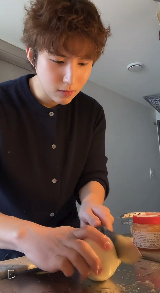 ElleyJane1's tweet photo. Who do you trust more with a knife? 😅🤣 https://t.co/ogkCJhV47i
