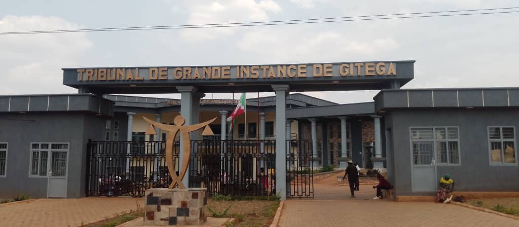 MagazineJimbere's tweet image. ⚖️ Trois ans de prison ont été infligés à Libère Ntirampeba, récemment appréhendé alors qu’il abattait un chien au quartier #Musave, commune #Gitega(x.com/i/status/20212…). La peine a été prononcée ce 16 février 2026 par le tribunal de grande instance de @Gitega

📜 Il a été