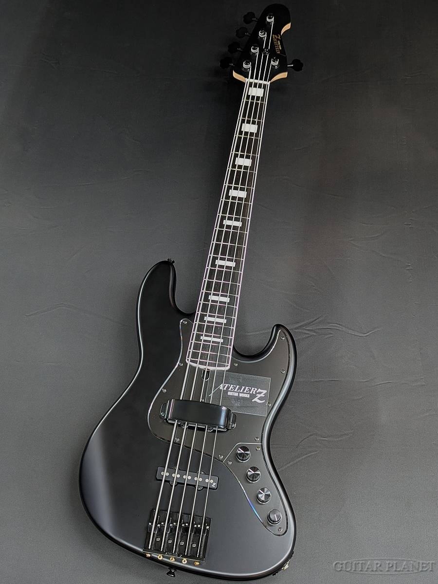 黒いベースが入荷しました。マットなブラックで5弦です。 これを待っ