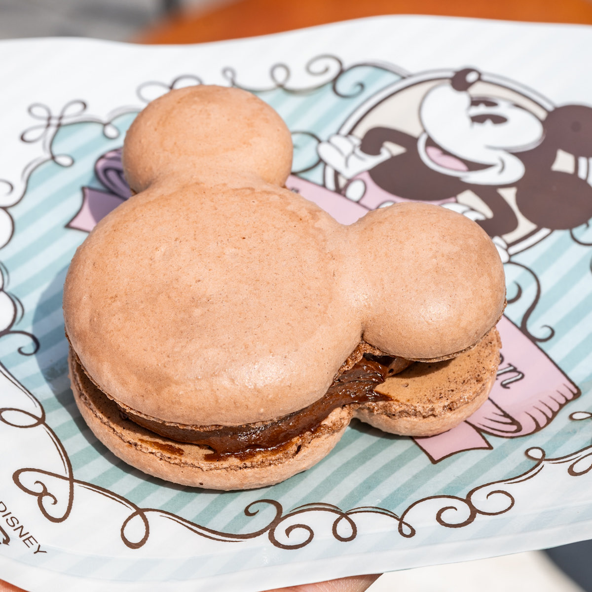 チョコレート味！ 東京ディズニーランド&シー ミッキーマカロン販売中