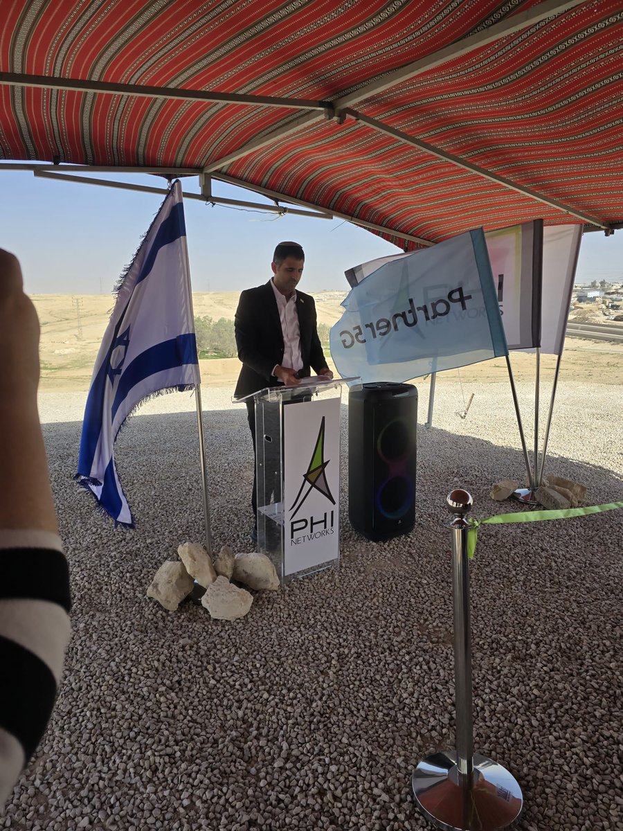 🔥מהפכת התקשורת בנגב נמשכת:*
שר התקשורת ד״ר שלמה קרעי חנך אתמול אנטנה סלולרית חדשה במועצה האזורית נאות חובב: ״אין אזרחים סוג ב’. איפה שיש תושבים, חייבת להיות תשתית תקשורת מתקדמת.״
בטקס שנערך אתמול בבוקר במועצה האזורית נאות חובב, חנך שר התקשורת ד״ר שלמה קרעי אנטנה סלולרית חדשה,
