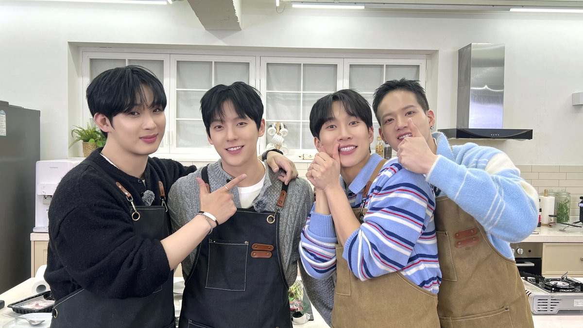 BTOBCOMPANY's tweet photo. [📂]

📂 B:CHIVE
└📁B정규.zip [설맞이 요리대첩]📸

멜로디들의 복덩어리🍀
비투비로 인해 더욱더 즐거운 명절이길 바라
(˶ㅇᗜㅇ˶) ⑉♥

#비투비 #BTOB
#서은광 #SEOEUNKWANG
#이민혁 #LEEMINHYUK
#임현식 #LIMHYUNSIK
#프니엘 #PENIEL https://t.co/oihpFZPU7w