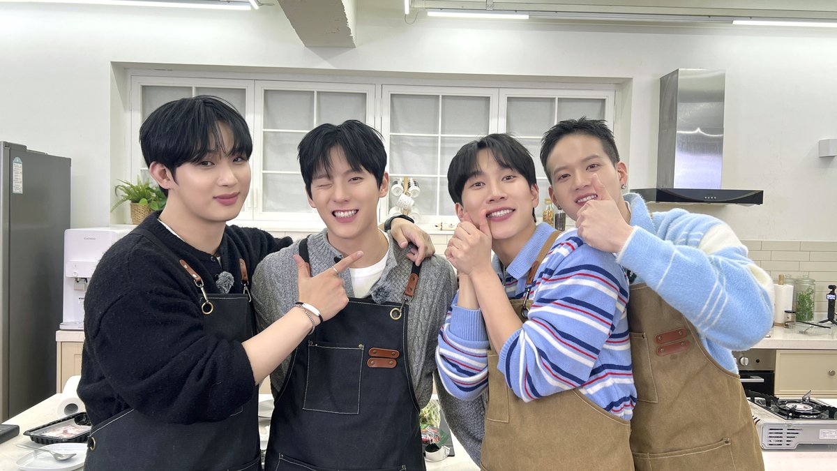 BTOBCOMPANY's tweet photo. [📂]

📂 B:CHIVE
└📁B정규.zip [설맞이 요리대첩]📸

멜로디들의 복덩어리🍀
비투비로 인해 더욱더 즐거운 명절이길 바라
(˶ㅇᗜㅇ˶) ⑉♥

#비투비 #BTOB
#서은광 #SEOEUNKWANG
#이민혁 #LEEMINHYUK
#임현식 #LIMHYUNSIK
#프니엘 #PENIEL https://t.co/oihpFZPU7w