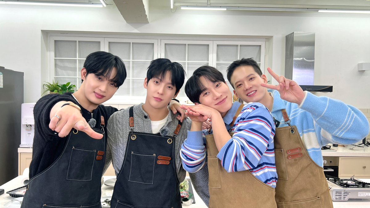BTOBCOMPANY's tweet photo. [📂]

📂 B:CHIVE
└📁B정규.zip [설맞이 요리대첩]📸

멜로디들의 복덩어리🍀
비투비로 인해 더욱더 즐거운 명절이길 바라
(˶ㅇᗜㅇ˶) ⑉♥

#비투비 #BTOB
#서은광 #SEOEUNKWANG
#이민혁 #LEEMINHYUK
#임현식 #LIMHYUNSIK
#프니엘 #PENIEL https://t.co/oihpFZPU7w