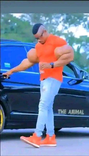 X_vibes1's tweet photo. Girls can you go for this?
He gat muscles  😂 https://t.co/Khz8KhczZa