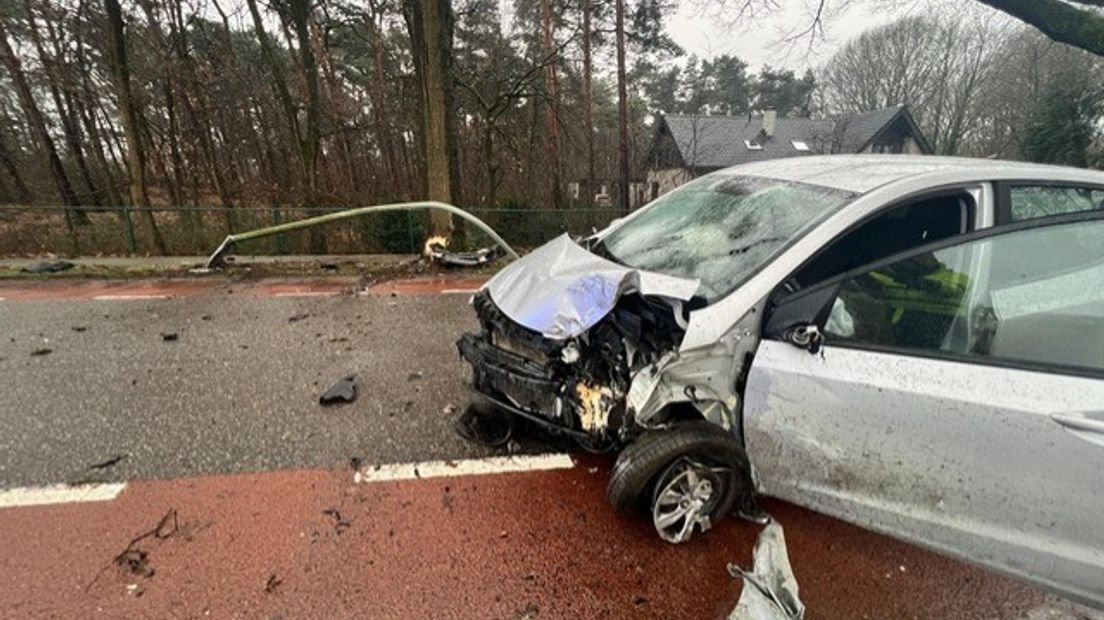 Gewonde bij botsing tegen lantaarnpaal