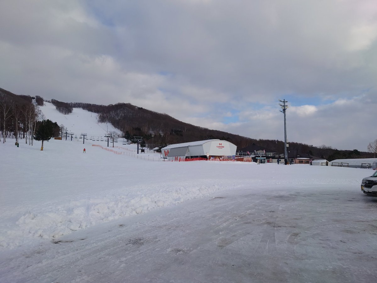 farm1028's tweet photo. キャンモアスキービレッジ

設備しっかりしてるのにリフト代金設定が安い？時間券も1時間、2時間設定あるしナイターが500円！

コースもナイター営業がすぐに始まっちゃったから滑れないコースあったけど、楽しめるコース設定でまた来たいなと思えるスキー場でした。 https://t.co/xSJe0BOnEO
