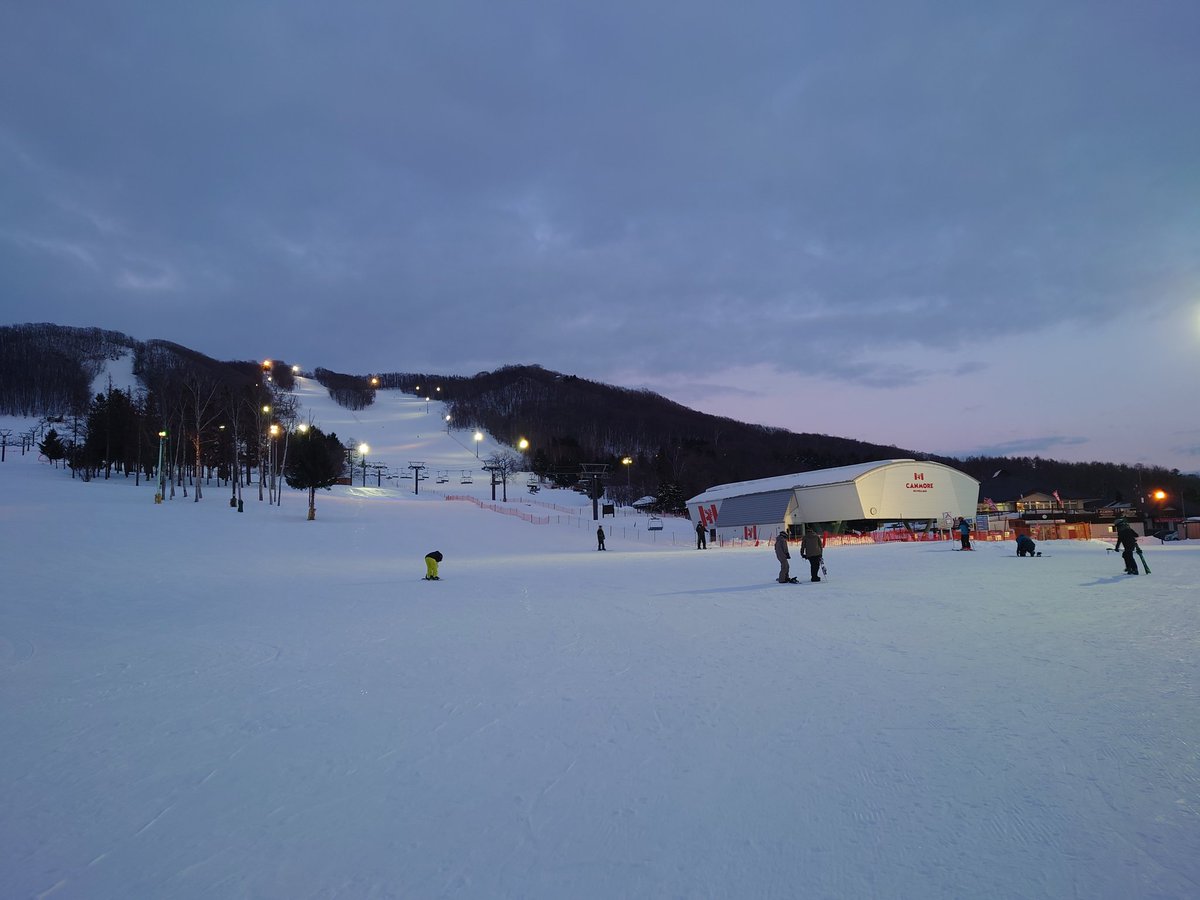 farm1028's tweet photo. キャンモアスキービレッジ

設備しっかりしてるのにリフト代金設定が安い？時間券も1時間、2時間設定あるしナイターが500円！

コースもナイター営業がすぐに始まっちゃったから滑れないコースあったけど、楽しめるコース設定でまた来たいなと思えるスキー場でした。 https://t.co/xSJe0BOnEO