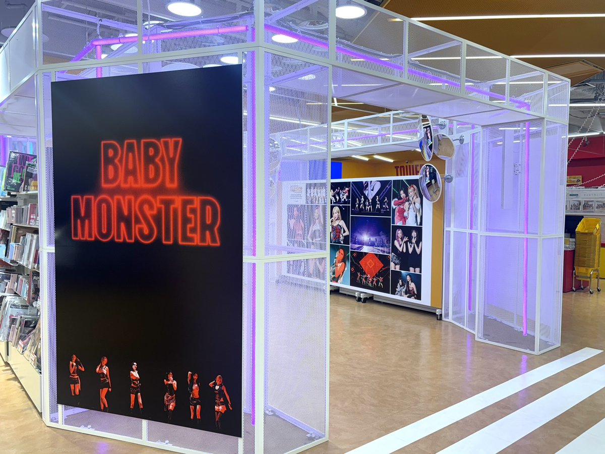 _BABYMONSTER_JP's tweet photo. [📢] #BABYMONSTER_INFO

／
THANKS 😈 MONSTIEZ
タワーレコード
スペシャル企画開催中💖
＼

タワーレコード渋谷店の様子を公開！

2/23(日・祝)までの1週間は1F中央スペースにて展示✨
※2/24(火)~3/2(月)は5Fにて展示予定です！

"LOVE MONSTERS" JAPAN FAN CONCERT 2025の
スペシャルなライブ写真をこの機会にぜひご覧ください😈🎶

📅2/17(火) ~ 3/2(月)
🔗https://t.co/9VGxfoeWMI

#BABYMONSTER #베이비몬스터 #ベイビーモンスター #YG
#THANKS_MONSTIEZ #JAPAN_FANCONCERT #LOVE_MONSTERS