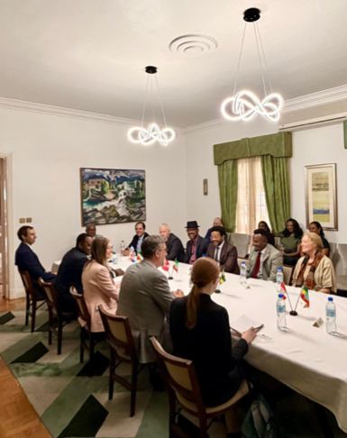 CanadaEthiopie's tweet photo. La @Cheryl_Urban a participé à une table ronde captivante avec la communauté d'affaires canadienne hier soir, suivie d'un événement de réseautage. Le Canada écoute et nous sommes là pour aider vos entreprises à faire des affaires en Éthiopie ! #DiversificationDuCommerce https://t.co/qwESVeT8mn