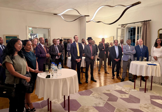 CanadaEthiopie's tweet photo. La @Cheryl_Urban a participé à une table ronde captivante avec la communauté d'affaires canadienne hier soir, suivie d'un événement de réseautage. Le Canada écoute et nous sommes là pour aider vos entreprises à faire des affaires en Éthiopie ! #DiversificationDuCommerce https://t.co/qwESVeT8mn
