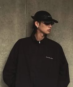 เพิ่งสังเกตุหมวกฮี ก็ว่าทำไมแคปชั่นเป็น I’m a Batman🦇 ค่ตเท่อ่า

Bright Vachirawit  
#bbrightvc <a href="/bbrightvc/">bright</a>